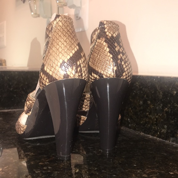 🆕NIB Michael Kors womens Berkley T strap embossed leather python open toe heels - Picture 5 of 7
